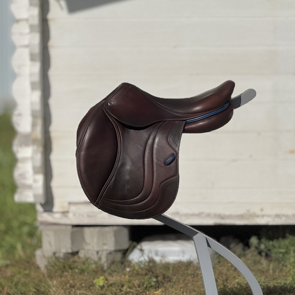 Конкурное седло CWD SE03 17/2L с синим кантом