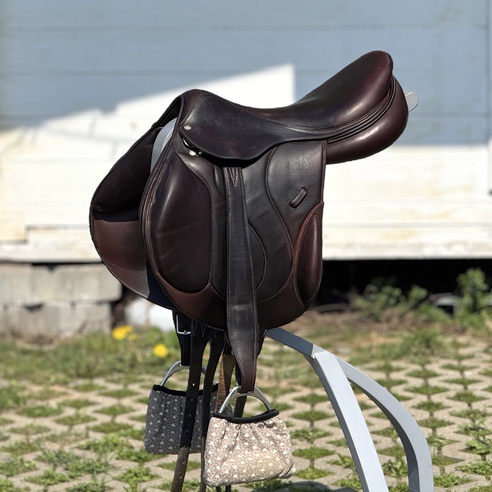 Cедло для лошади Devoucoux CHIBERTA 17" в сборе