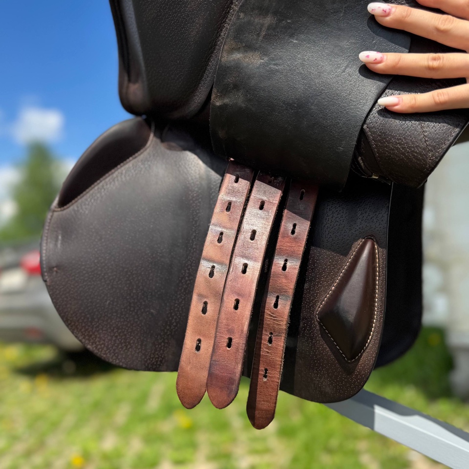 Конкурное седло для лошади Equipe EK GO Carbon 17.5"